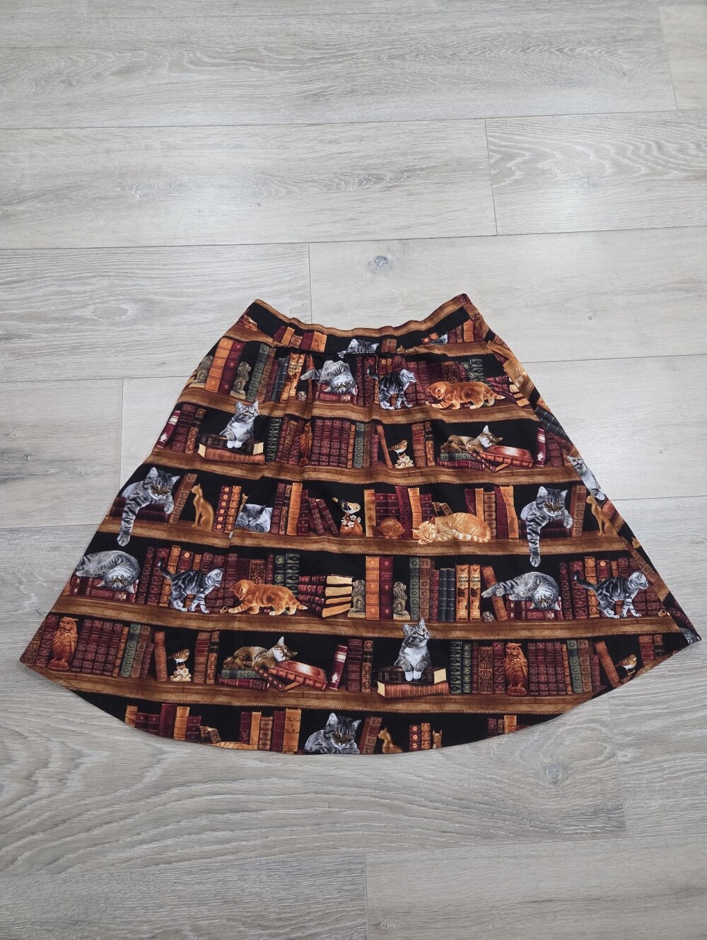Retrolicious Cats in the Library Skirt Size Medium Stretch A Line Circle